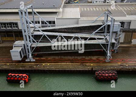 Les défenses maritimes et la passerelle de passagers se sont effondrées au terminal Queen Elizabeth II dans le port de Southampton. Banque D'Images