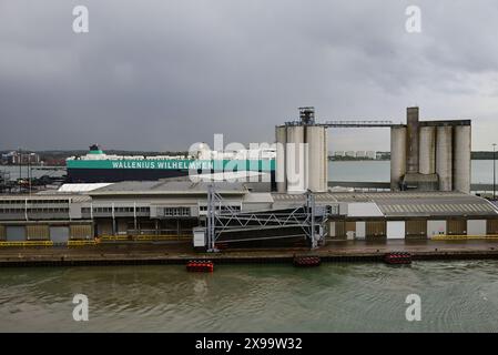 Les défenses maritimes et la passerelle de passagers se sont effondrées au terminal Queen Elizabeth II dans le port de Southampton. Banque D'Images