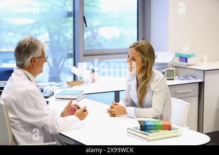 Médecin avec patient, salle de consultation, Hôpital Onkologikoa, Institut d'oncologie, Centre de cas pour la prévention, le diagnostic et le traitement du cancer, Donostia, Saint-Sébastien, Gipuzkoa, pays Basque, Espagne. Banque D'Images