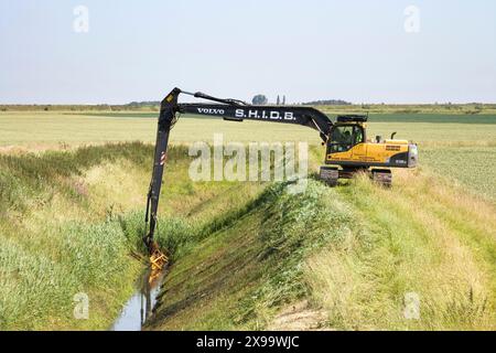 La compensation de fossés de drainage sur le Lincolnshire fens Banque D'Images