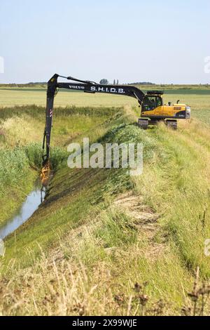 La compensation de fossés de drainage sur le Lincolnshire fens Banque D'Images