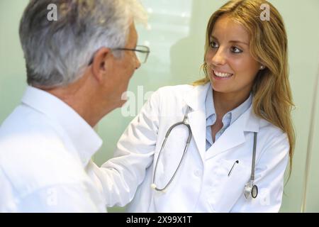 Médecin avec patient, salle de consultation, Hôpital Onkologikoa, Institut d'oncologie, Centre de cas pour la prévention, le diagnostic et le traitement du cancer, Donostia, Saint-Sébastien, Gipuzkoa, pays Basque, Espagne. Banque D'Images