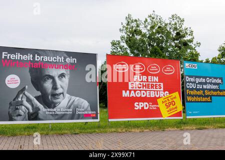 Magdebourg, Allemagne - 27 mai 2024, panneaux publicitaires politiques avec différents candidats de partis élections européennes du 9 juin 2024 dans les rues de la ville allemande. UE Banque D'Images