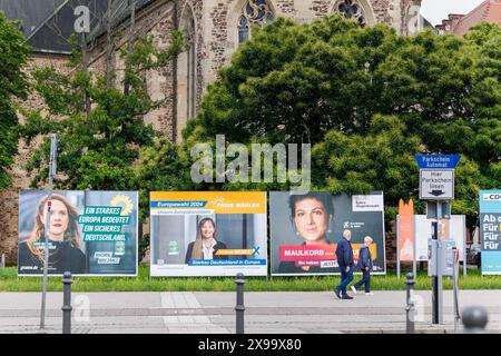 Magdebourg, Allemagne - 27 mai 2024, panneaux publicitaires politiques avec différents candidats de partis élections européennes du 9 juin 2024 dans les rues de la ville allemande. UE Banque D'Images