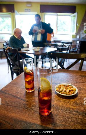 Vermouth pour deux dans un bar espagnol typique. Porrua, Asturies, Espagne. Banque D'Images