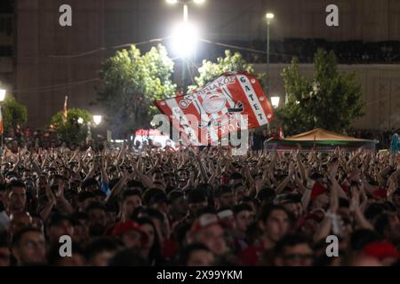 Athènes. 29 mai 2024. Les fans de l'Olympiacos regardent la finale de l'UEFA Europa Conference League entre l'Olympiacos grec et l'Italien Fiorentina sur grand écran au Pirée, en Grèce, le 29 mai 2024. Crédit : Lefteris Partsalis/Xinhua/Alamy Live News Banque D'Images