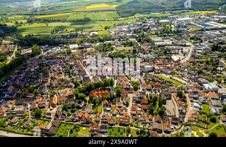 Luftbild, Wohngebiet Ortsansicht mit Altstadt Brakel und kath. Kirche Michael, Fernsicht mit Wiesen und Feldern, Brakel, Ostwestfalen, Nordrhein-Westfalen, Deutschland ACHTUNGxMINDESTHONORARx60xEURO *** vue aérienne, zone résidentielle, vue de ville avec vieille ville Brakel et église catholique Saint Michel, vue lointaine avec prairies et champs, Brakel, Westphalie orientale, Rhénanie du Nord-Westphalie, Allemagne ACHTUNGxMINDESTHONORARx60xEURO Banque D'Images