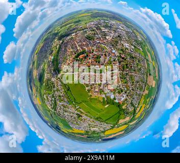 Luftbild, Wohngebiet Ortsansicht mit Altstadt Brakel und kath. Kirche Michael, Erdkugel, Fisheye Aufnahme, Fischaugen Aufnahme, 360 Grad Aufnahme, petit monde, petite planète, fisheye Bild, Brakel, Ostwestfalen, Nordrhein-Westfalen, Deutschland ACHTUNGxMINDESTHONORARx60xEURO *** vue aérienne, quartier résidentiel, vue de Brakel avec vieille ville et Michaels Eglise catholique, globe terrestre, image fisheye, image 360 degrés, Tiny World, petite planète, image fisheye, Brakel, Westphalie orientale, Rhénanie-du-Nord-Westphalie, Allemagne ACHTUNGxMINDESTHONORARx60xEURO Banque D'Images