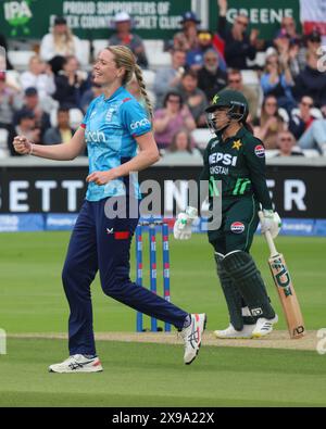 Chelmsford, ANGLETERRE - MAI 29 : Lauren Bell de l'Angleterre célèbre la capture de Sidra Ameen du Pakistan par Maia Bouchier de l'Angleterre féminine en action Banque D'Images