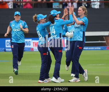 Chelmsford, ANGLETERRE - MAI 29 : Lauren Bell de l'Angleterre célèbre la capture de Sidra Ameen du Pakistan par Maia Bouchier de l'Angleterre féminine en action Banque D'Images