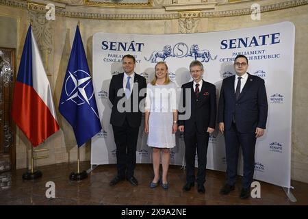 Prague, République tchèque. 30 mai 2024. De gauche à droite le ministre polonais des Affaires étrangères Radoslaw Sikorski, la ministre finlandaise des Affaires étrangères Elina Valtonen, le chef de la chambre tchèque Milos Vystrcil (ODS) et le ministre tchèque des Affaires étrangères Jan Lipavsky posent pour le photographe lors du débat public sur les 75 ans de l’OTAN, organisé par l'organisation Jagello 2000 au Sénat tchèque à Prague, République tchèque, le 30 mai 2024. Crédit : Michal Kamaryt/CTK photo/Alamy Live News Banque D'Images