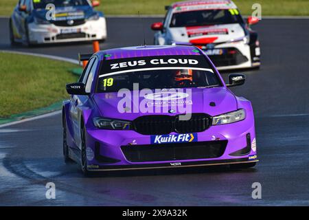 Bobby Thompson, BMW 330e M Sport, Zeus Cloud Racing avec WSR, BTCC, British Touring car Championship, manches sept, huit et neuf de la saison 2024, Banque D'Images