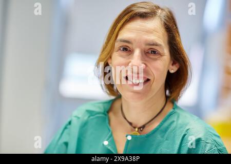 Portrait, gynécologue, ARU, unité de procréation assistée, fécondation in vitro, injection intra cytoplasmique de spermatozoïdes, Hôpital Donostia, Saint-Sébastien, Gipuzkoa, pays Basque, Espagne. Banque D'Images