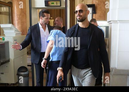 Bucarest, Roumanie. 30 mai 2024 : Andrew Tate (R) et son frère Tristan Tate (l) arrivent à la Cour d'appel de Bucarest. Crédit : Lucian Alecu/Alamy Live News Banque D'Images