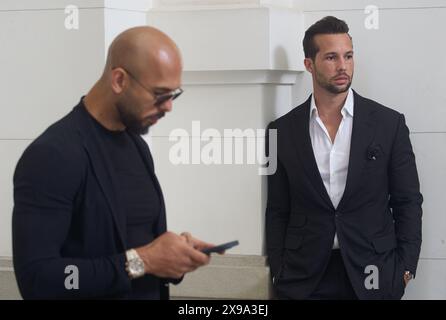 Bucarest, Roumanie. 30 mai 2024 : Andrew Tate (à gauche) et son frère Tristan Tate (à droite) attendent d'entrer dans la salle d'audience de la Cour d'appel de Bucarest. Crédit : Lucian Alecu/Alamy Live News Banque D'Images