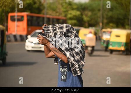 Delhi, New Delhi, Inde. 30 mai 2024. Un homme se couvre le visage avec un chiffon pour se sauver de la canicule en cours, lors d'une chaude journée d'été à New Delhi, en Inde, le 30 mai 2024 (crédit image : © Deep Nair/ZUMA Press Wire) USAGE ÉDITORIAL SEULEMENT! Non destiné à UN USAGE commercial ! Banque D'Images