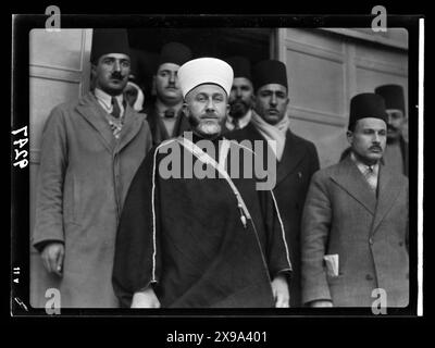 Le Grand Mufti. Haj Amin eff. el-Husseini, avec des accompagnateurs, quittant les bureaux de la Commission royale palestinienne après avoir témoigné. 1937. Banque D'Images