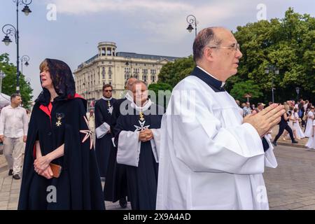 Corpus Christi procession à Varsovie. Prier les participants de la procession. Varsovie Pologne Copyright : xMikolajxJaneczekx Banque D'Images