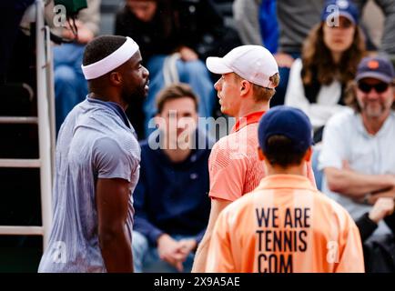 Paris, France. 30 mai 2024. Le joueur de tennis Denis Shapovalov (R) du Canada et Frances Tiafoe (USA) sont en action au tournoi de tennis de l'Open de France du Grand Chelem 2024 à Roland Garros, Paris, France. Frank Molter/Alamy Live News Banque D'Images