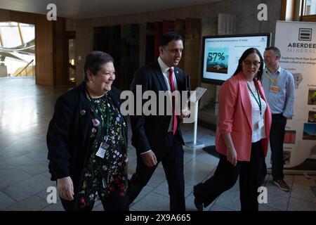 Édimbourg, Royaume-Uni. 30 mai 2024. SUR LA PHOTO : Anas Sarwar MSP, chef du Parti travailliste écossais. Scènes à l'intérieur du Parlement écossais à Holyrood lors de la session hebdomadaire des questions des premiers ministres le jour après lequel le Parlement a voté des sanctions contre Michael Matheson MSP sur une facture de téléphone iPad de près de 11 000 £. Crédit : Colin d Fisher crédit : Colin Fisher/Alamy Live News Banque D'Images