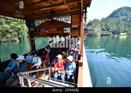 (240530) -- ZHANGJIAJIE, 30 mai 2024 (Xinhua) -- des touristes sud-coréens visitent le lac Baofeng du district de Wulingyuan à Zhangjiajie, dans la province du Hunan, au centre de la Chine, le 24 mai 2024. Au premier trimestre de 2024, Zhangjiajie a connu 105 100 voyages touristiques sud-coréens, une augmentation de 27,07 pour cent par rapport à la même période en 2019, et représente 40,23 pour cent du nombre total de touristes entrants à Zhangjiajie. Actuellement, il existe des vols directs depuis cinq villes de Corée du Sud vers Zhangjiajie, dont Séoul et Busan, avec un total de 52 vols par semaine. (Xinhua/Chen Zhenhai) Banque D'Images