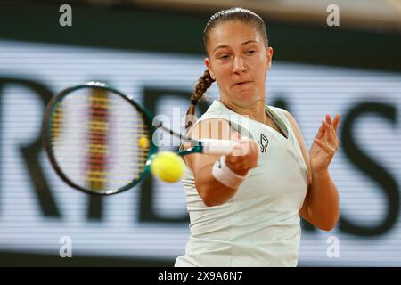 Paris, Paris, France. 30 mai 2024. Diane Parry (FRA) en action lors du Grand Slamt de Roland Garros 2024, jour 4, match entre Elina Svitilina (UKR) et Diane Parry (FRA) au stade Roland Garros - le 30 2024 mai.Paris - France (crédit image : © Loic Baratoux/ZUMA Press Wire) USAGE ÉDITORIAL SEULEMENT! Non destiné à UN USAGE commercial ! Banque D'Images