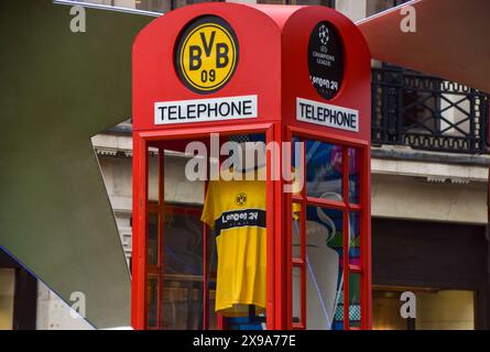 Londres, Angleterre, Royaume-Uni. 30 mai 2024. Un maillot géant Borussia Dortmund est affiché dans une cabine téléphonique rouge alors que le Festival de la Ligue des Champions s'empare de Regent Street avant la finale. Le Borussia Dortmund affrontera le Real Madrid au stade de Wembley le 1er juin. (Crédit image : © Vuk Valcic/ZUMA Press Wire) USAGE ÉDITORIAL SEULEMENT! Non destiné à UN USAGE commercial ! Banque D'Images