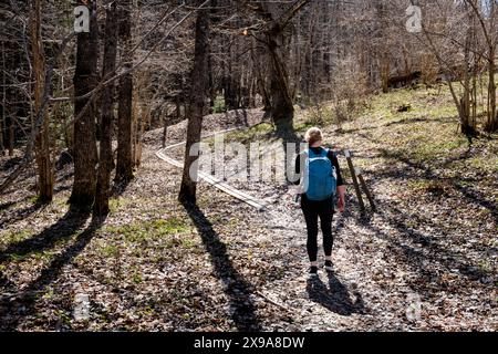 FEMME, RANDONNÉE, MODÈLE LIBÉRÉ, RÉSERVE NATURELLE de HÖCKBÖLE : une femme profite des belles vues panoramiques du sentier de randonnée que l'hiver tourne vers le printemps dans la belle réserve naturelle de Höckböle (connue en suédois sous le nom de Höckböleholmens naturreservat) à Geta, Åland, mer Baltique, Finlande. Photo : Rob Watkins. INFO : la réserve naturelle de Höckböle, située sur les îles Åland en Finlande, est une zone protégée connue pour sa flore et sa faune variées. Couvrant des zones boisées et des zones humides, il offre une riche biodiversité, des sentiers de randonnée pittoresques et des possibilités d'observation des oiseaux et d'étude de la nature. Banque D'Images