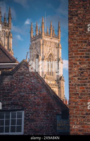 York Minster culminant les bâtiments de briques rouges de la ville de York Banque D'Images