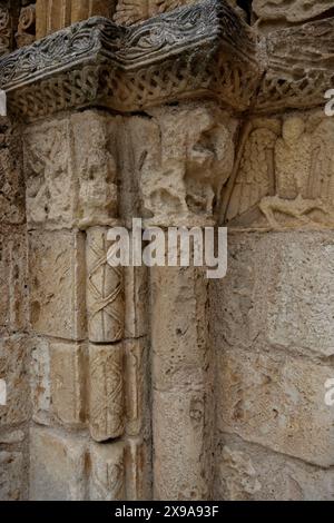 Eglise notre-Dame de Bouresse, Vienne (86). Sculptures en pierre sur portail. Banque D'Images