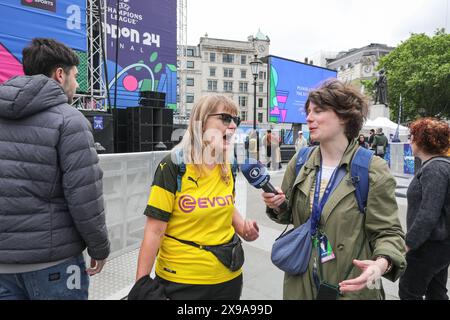 Londres, Royaume-Uni. 30 mai 2024. Un fan de Dortmund est interviewé sur la place. Sadiq Khan, le maire de Londres et l'ambassadeur de l'UEFA Mikel John Obi inaugurent officiellement le Festival des Champions de l'UEFA sur Trafalgar Square, l'un des cinq sites du festival où les fans de football et les visiteurs peuvent célébrer le trophée et la finale de la Ligue des Champions dimanche. Crédit : Imageplotter/Alamy Live News Banque D'Images