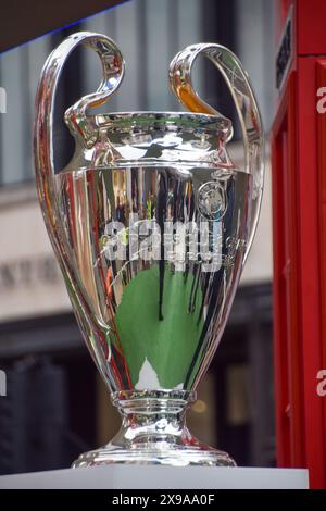 Londres, Royaume-Uni. 30 mai 2024. Le trophée de la Ligue des Champions est affiché dans Regent Street alors que le Festival de la Ligue des Champions s'empare de Londres avant la finale. Le Borussia Dortmund affrontera le Real Madrid au stade de Wembley le 1er juin. Crédit : Vuk Valcic/Alamy Live News Banque D'Images