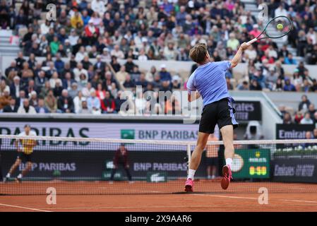 Paris, France. 30 mai 2024. Le belge David Goffin photographié en action lors d'un match de tennis contre l'Allemand Zverev, au deuxième tour du simple masculin, lors du tournoi de Roland Garros French Open, à Paris, France. Le tournoi de cette année se déroule du 26 mai au 09 juin. BELGA PHOTO BENOIT DOPPAGNE crédit : Belga News Agency/Alamy Live News Banque D'Images