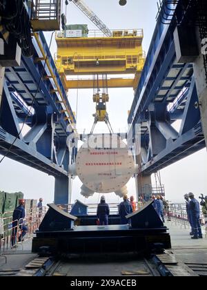 (240530) -- CHENGDU, 30 mai 2024 (Xinhua) -- cette photo prise en août 2017 montre la cuve sous pression du réacteur (RPV) de l'unité No.5 de la centrale nucléaire de Fuqing de China National Nuclear Corporation dans la province du Fujian, dans le sud-est de la Chine. Zhong était le concepteur en chef adjoint du projet d'énergie nucléaire Hualong de l'Institut de l'énergie nucléaire de Chine. Depuis qu'il a obtenu son diplôme de l'Université des sciences et de la technologie de Chengdu (aujourd'hui l'Université du Sichuan) avec spécialisation en génie chimique en 1986, Zhong s'est engagé dans la conception de structures de réacteur et a participé à la R&d de plus de la moitié de Chi Banque D'Images