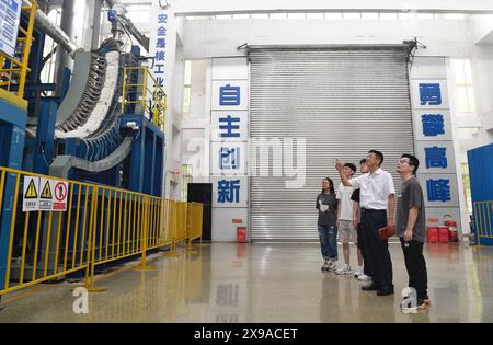 (240530) -- CHENGDU, 30 mai 2024 (Xinhua) -- Zhong Yuanzhang (2e R) communique avec des collègues lors d'une plate-forme expérimentale à l'Institut de l'énergie nucléaire de Chine à Chengdu, dans la province du Sichuan du sud-ouest de la Chine, le 24 mai 2024. Zhong était le concepteur en chef adjoint du projet d'énergie nucléaire Hualong de l'Institut de l'énergie nucléaire de Chine. Depuis qu'il a obtenu son diplôme de l'Université des sciences et de la technologie de Chengdu (aujourd'hui Université du Sichuan) avec spécialisation en génie chimique en 1986, Zhong s'est engagé dans la conception de structures de réacteurs et a participé à la R&d de plus de la moitié de la puissance nucléaire chinoise Banque D'Images