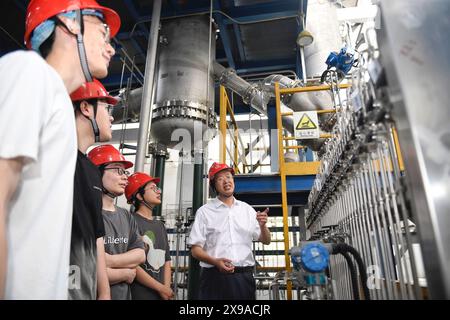 (240530) -- CHENGDU, 30 mai 2024 (Xinhua) -- Zhong Yuanzhang (1er R) communique avec des collègues sur une plate-forme expérimentale à l'Institut de l'énergie nucléaire de Chine à Chengdu, dans la province du Sichuan du sud-ouest de la Chine, le 24 mai 2024. Zhong était le concepteur en chef adjoint du projet d'énergie nucléaire Hualong de l'Institut de l'énergie nucléaire de Chine. Depuis qu'il a obtenu son diplôme de l'Université des sciences et de la technologie de Chengdu (aujourd'hui Université du Sichuan) avec spécialisation en génie chimique en 1986, Zhong s'est engagé dans la conception de structures de réacteurs et a participé à la R&d de plus de la moitié de la puissance nucléaire chinoise Banque D'Images