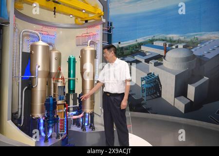 (240530) -- CHENGDU, 30 mai 2024 (Xinhua) -- Zhong Yuanzhang montre une maquette du réacteur Hualong One à l'Institut de l'énergie nucléaire de Chine à Chengdu, dans la province du Sichuan, au sud-ouest de la Chine, le 24 mai 2024. Zhong était le concepteur en chef adjoint du projet d'énergie nucléaire Hualong de l'Institut de l'énergie nucléaire de Chine. Depuis qu'il a obtenu son diplôme de l'Université des sciences et de la technologie de Chengdu (aujourd'hui Université du Sichuan) avec spécialisation en génie chimique en 1986, Zhong a participé à la conception de structures de réacteurs et à la R&d de plus de la moitié des centrales nucléaires chinoises. (Xinhua/Liu Kun) Banque D'Images