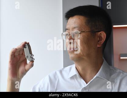 (240530) -- CHENGDU, 30 mai 2024 (Xinhua) -- Zhong Yuanzhang montre une pièce de réacteur nucléaire à l'Institut chinois de l'énergie nucléaire à Chengdu, dans la province du Sichuan, au sud-ouest de la Chine, le 24 mai 2024. Zhong était le concepteur en chef adjoint du projet d'énergie nucléaire Hualong de l'Institut de l'énergie nucléaire de Chine. Depuis qu'il a obtenu son diplôme de l'Université des sciences et de la technologie de Chengdu (aujourd'hui Université du Sichuan) avec spécialisation en génie chimique en 1986, Zhong a participé à la conception de structures de réacteurs et à la R&d de plus de la moitié des centrales nucléaires chinoises. (Xinhua/Liu Kun) Banque D'Images