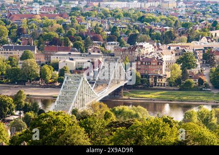 Blick auf die Elbbrücke Blaues Wunder - das ist der inoffizielle Name der Loschwitzer Brücke die in Dresden über die Elbe führt und die Stadtteile Blasewitz am linken und Loschwitz am rechten Ufer miteinander verbindet. *** Vue du pont de l'Elbe Blaues Wunder, qui est le nom officieux du pont de Loschwitz qui traverse l'Elbe à Dresde et relie les quartiers de Blasewitz sur la rive gauche et de Loschwitz sur la rive droite Banque D'Images