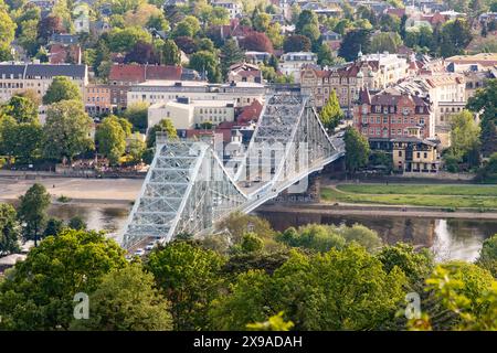 Blick auf die Elbbrücke Blaues Wunder - das ist der inoffizielle Name der Loschwitzer Brücke die in Dresden über die Elbe führt und die Stadtteile Blasewitz am linken und Loschwitz am rechten Ufer miteinander verbindet. *** Vue du pont de l'Elbe Blaues Wunder, qui est le nom officieux du pont de Loschwitz qui traverse l'Elbe à Dresde et relie les quartiers de Blasewitz sur la rive gauche et de Loschwitz sur la rive droite Banque D'Images