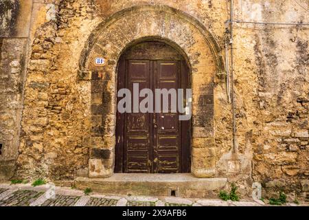 Portes en bois dans les rues médiévales d'Erice, Sicile Banque D'Images