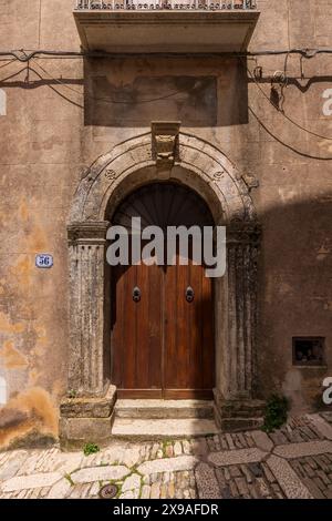 Portes en bois dans les rues médiévales d'Erice, Sicile Banque D'Images