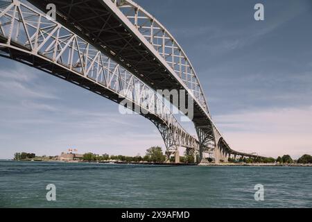 Le pont Blue Water enjambe la rivière clair, reliant Port Huron Michigan USA et Sarnia Ontario Canada. Banque D'Images