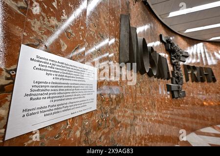 Prague, République tchèque. 30 mai 2024. La mairie de Prague a ajouté une plaque explicative à la sculpture en bronze avec l'inscription Moscou-Prague de l'époque communiste dans le hall de la station de métro Andel sur la ligne B, photographiée le 30 mai 2024 à Prague, République tchèque. La plaque indique que l'ancienne Tchécoslovaquie était alors occupée par l'Union soviétique, et que l'amitié entre les deux pays n'était qu'une revendication de propagande. Crédit : vit Simanek/CTK photo/Alamy Live News Banque D'Images