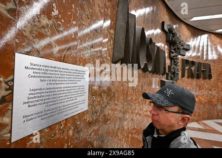 Prague, République tchèque. 30 mai 2024. La mairie de Prague a ajouté une plaque explicative à la sculpture en bronze avec l'inscription Moscou-Prague de l'époque communiste dans le hall de la station de métro Andel sur la ligne B, photographiée le 30 mai 2024 à Prague, République tchèque. La plaque indique que l'ancienne Tchécoslovaquie était alors occupée par l'Union soviétique, et que l'amitié entre les deux pays n'était qu'une revendication de propagande. Crédit : vit Simanek/CTK photo/Alamy Live News Banque D'Images