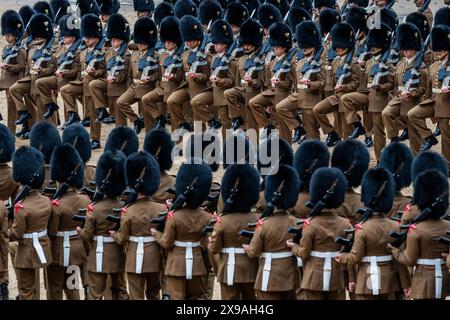 Londres, Royaume-Uni. 30 mai 2024. La revue du major de brigade (lieutenant-colonel James Shaw) de la division de la maison pour vérifier que les troupes sont du niveau requis avant qu'elles ne se produisent aux revues publiques étiquetées culminant avec Trooping the Colour le 15 juin. Compagnie numéro 9, Irish Guards Troop leurs couleurs. Crédit : Guy Bell/Alamy Live News Banque D'Images