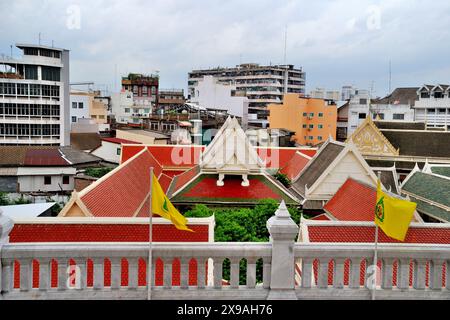 Toits colorés près du Bouddha d'Or, officiellement intitulé Phra Phuttha Maha Suwanna Patimakon, dans le temple de Wat Traimit, Bangkok, Thaïlande Banque D'Images