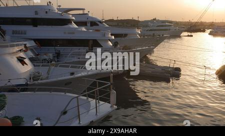 Bateaux de plongée amarrés dans la marina de Charm el-Cheikh, Egypte Banque D'Images