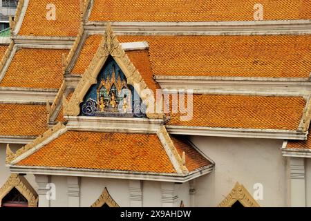 Toits colorés près du Bouddha d'Or, officiellement intitulé Phra Phuttha Maha Suwanna Patimakon, dans le temple de Wat Traimit, Bangkok, Thaïlande Banque D'Images