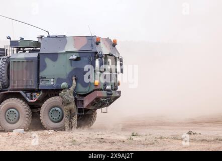 Ein Schuetzenpanzer Puma wird von einem Schwerlasttransporter Mammut abgeladen waehrend des NATO-Grossmanoevers Steadfast Defender und dem deutschen Anteil der Uebung, Quadriga 2024, in Pabrade, 29.05.2024. Pabrade Litauen *** Un véhicule blindé de transport de troupes Puma est déchargé d'un transporteur lourd Mammut pendant l'exercice de l'OTAN Steadfast Defender et la partie allemande de l'exercice, Quadriga 2024, à Pabrade, 29 05 2024 Pabrade Lituanie Copyright : xJulianexSonntagxphotothek.dex Banque D'Images